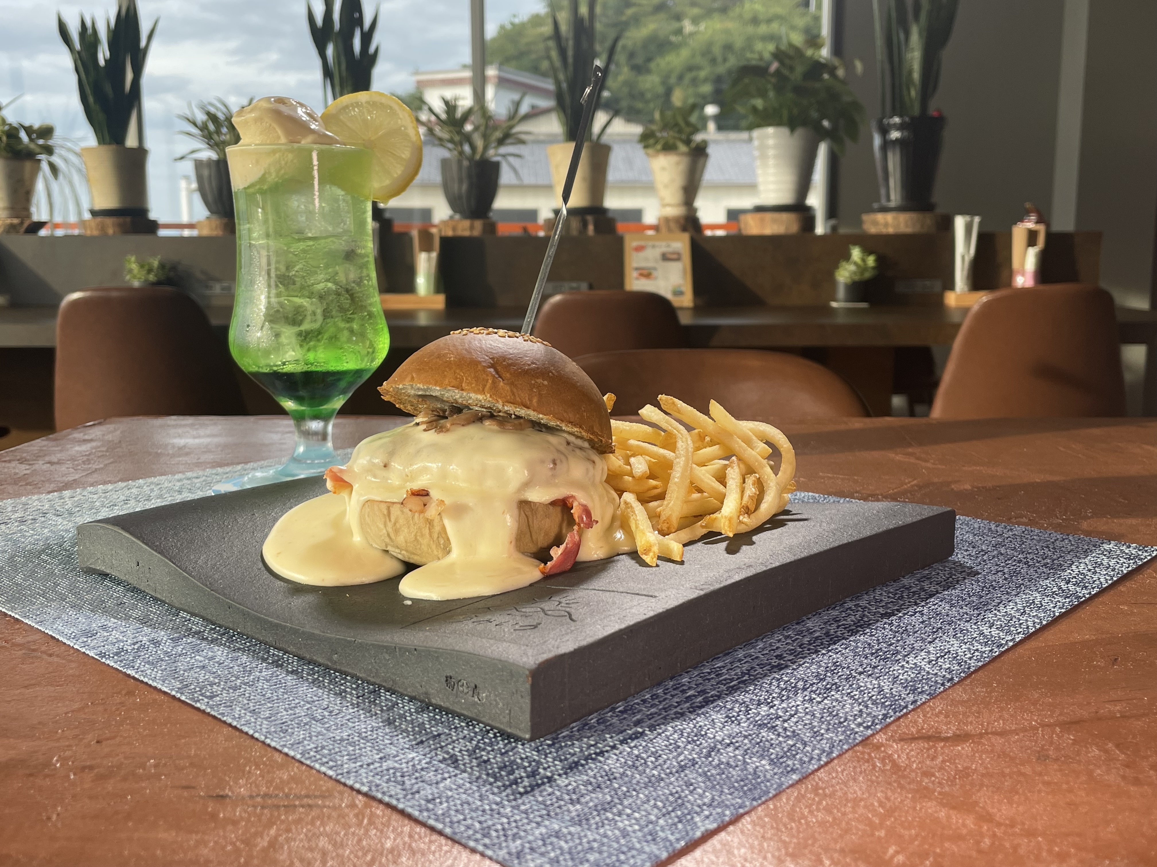 うみいろ名物 ハンバーガー 菊間瓦のプレート