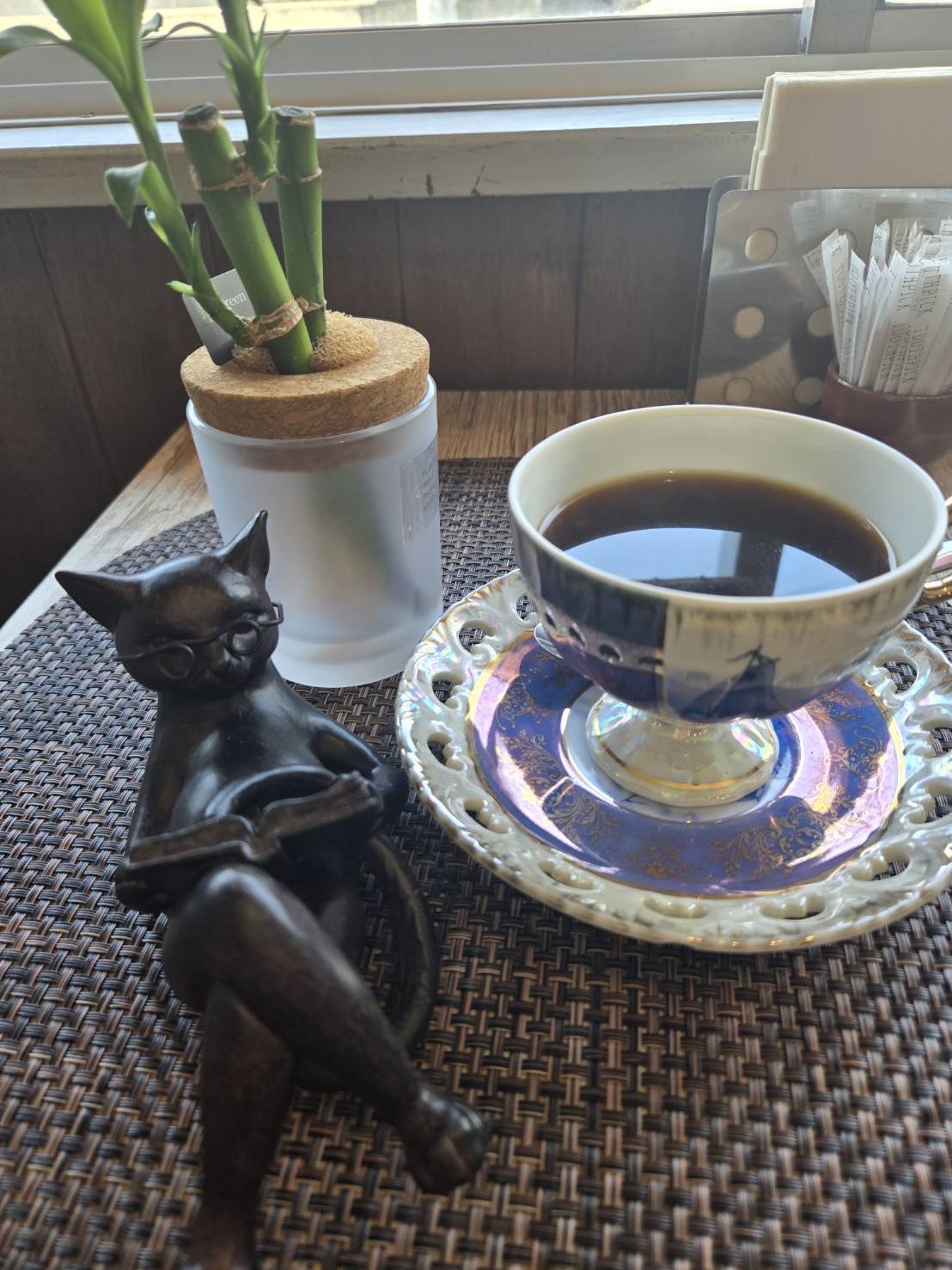 猫グッズに囲まれたモダンレトロな店内空間