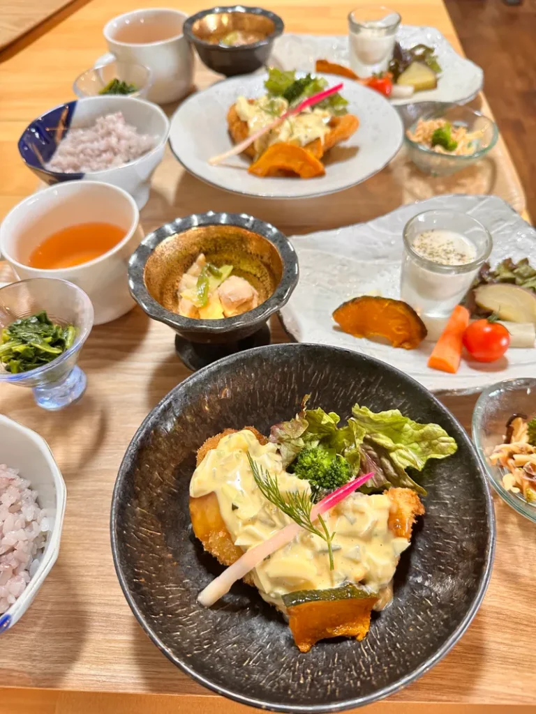 Luxurious Chicken from a Famous Yakitori Shop. Finding the Ultimate No-Compromise Lunch in Ikata: 'Restaurant Cafe in the NEWPORT'