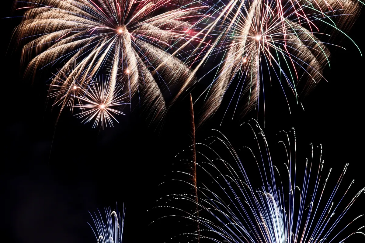點亮夜空與河面的煙火！西條市八月熱情・夏季祭典與夜市月曆