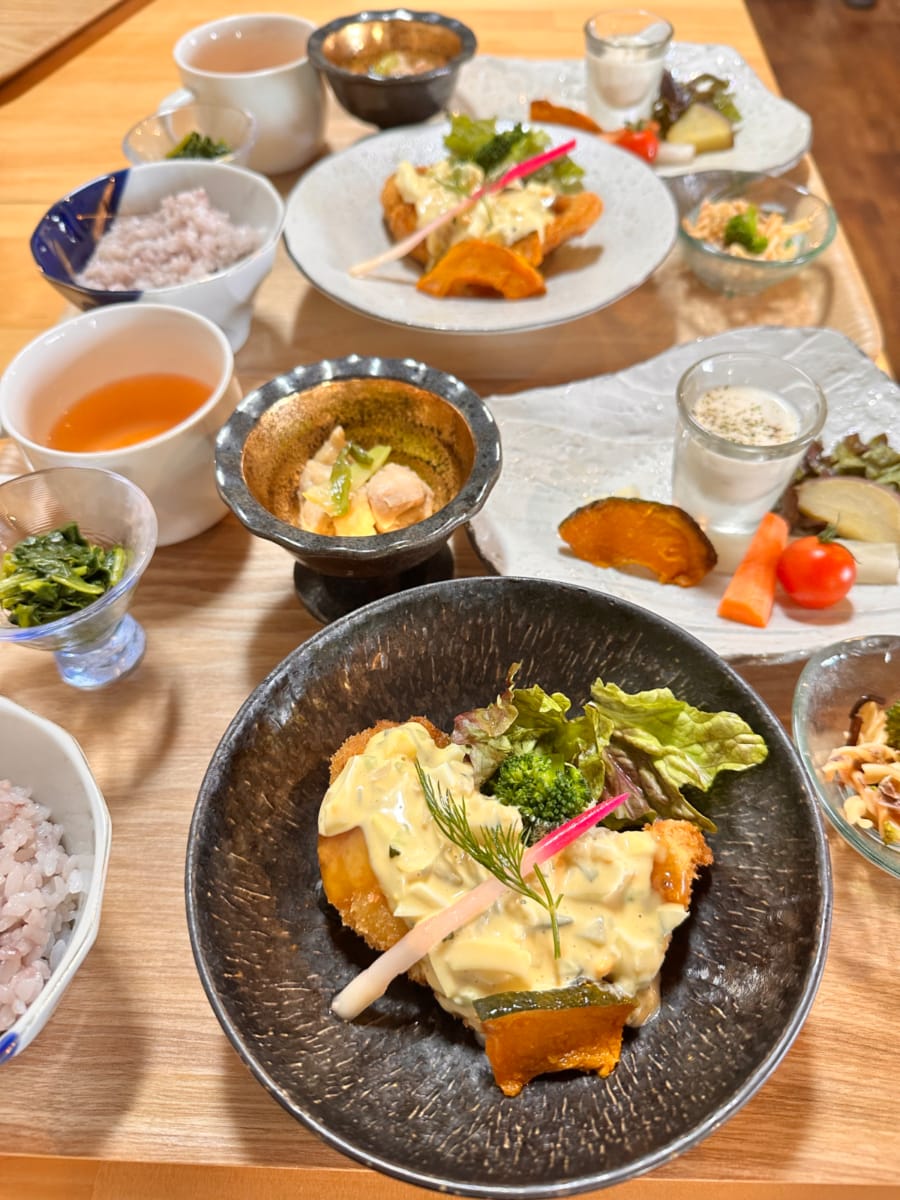 焼き鳥名店の鶏肉を贅沢に。伊方町で見つけた妥協なしの至福ランチ『Restaurant Cafe in the NEWPORT』