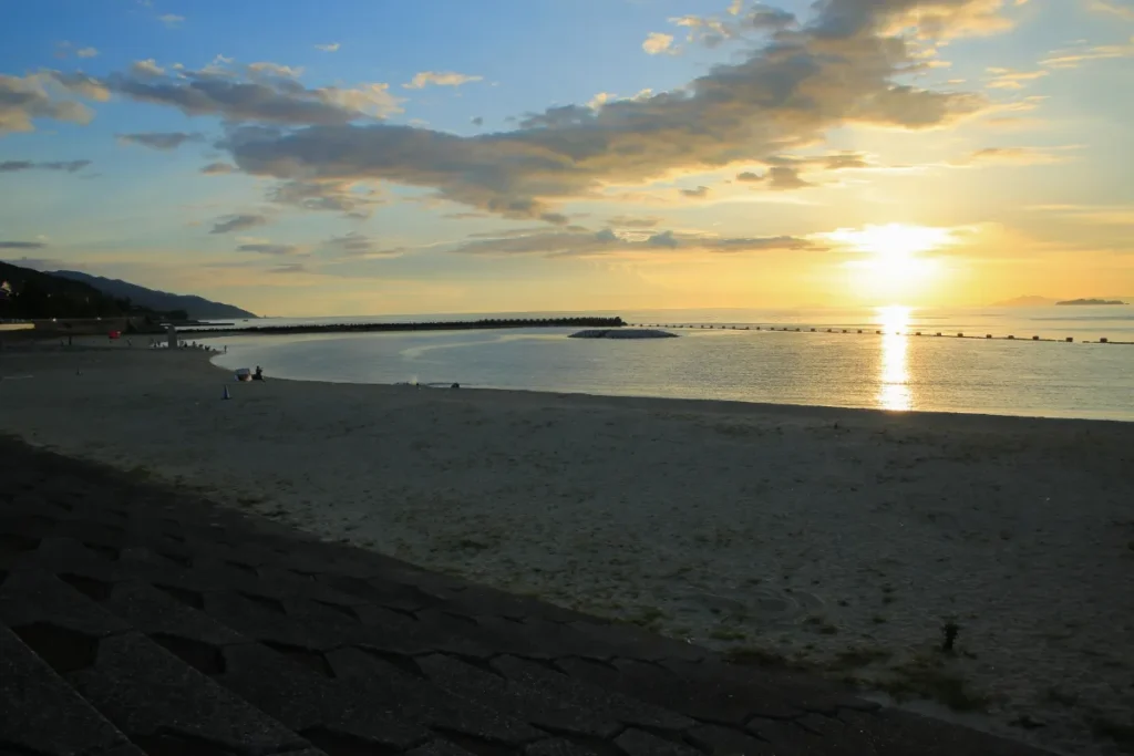 夏天正式到來！雙海海水浴場開放與夕陽。伊予市7月海邊休閒與夏季節慶指南