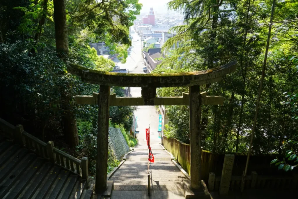 霧に包まれる城下町。大洲市1月の初詣・肱川あらし観賞スポット案内