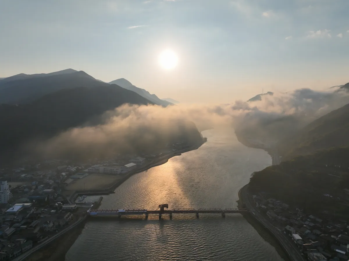 燦爛大輪點綴夜空與城堡！大洲市8月「大洲川祭花火大會」・夏日祭典