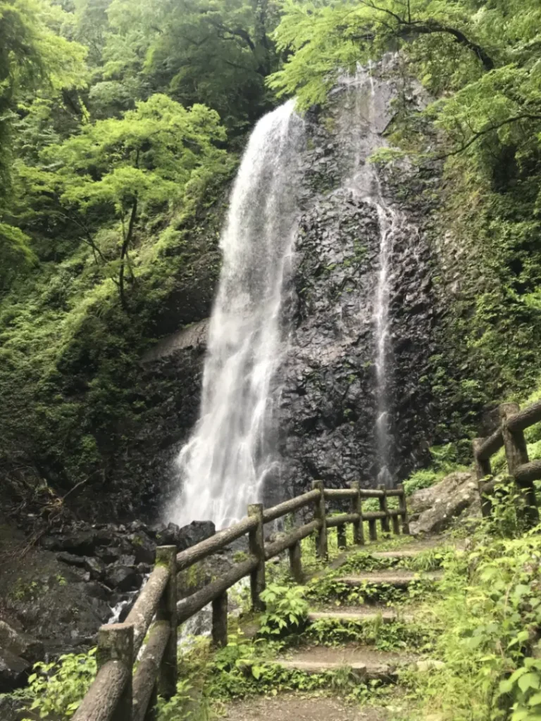 冰瀑神秘與新春觀劇。東溫市1月新年參拜・白絲瀑布＆冬季出遊指南